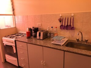 Apartamento | Cocina básica privada | Frigorífico, microondas, placa de cocina y cafetera o tetera