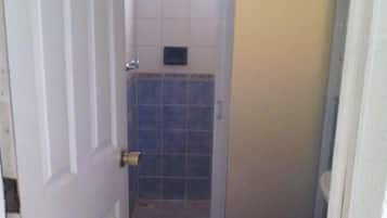 Douche, douche à « effet pluie », serviettes fournies, savon