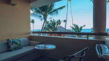 Suite junior, frente al océano | Ropa de cama de alta calidad y artículos del minibar gratis