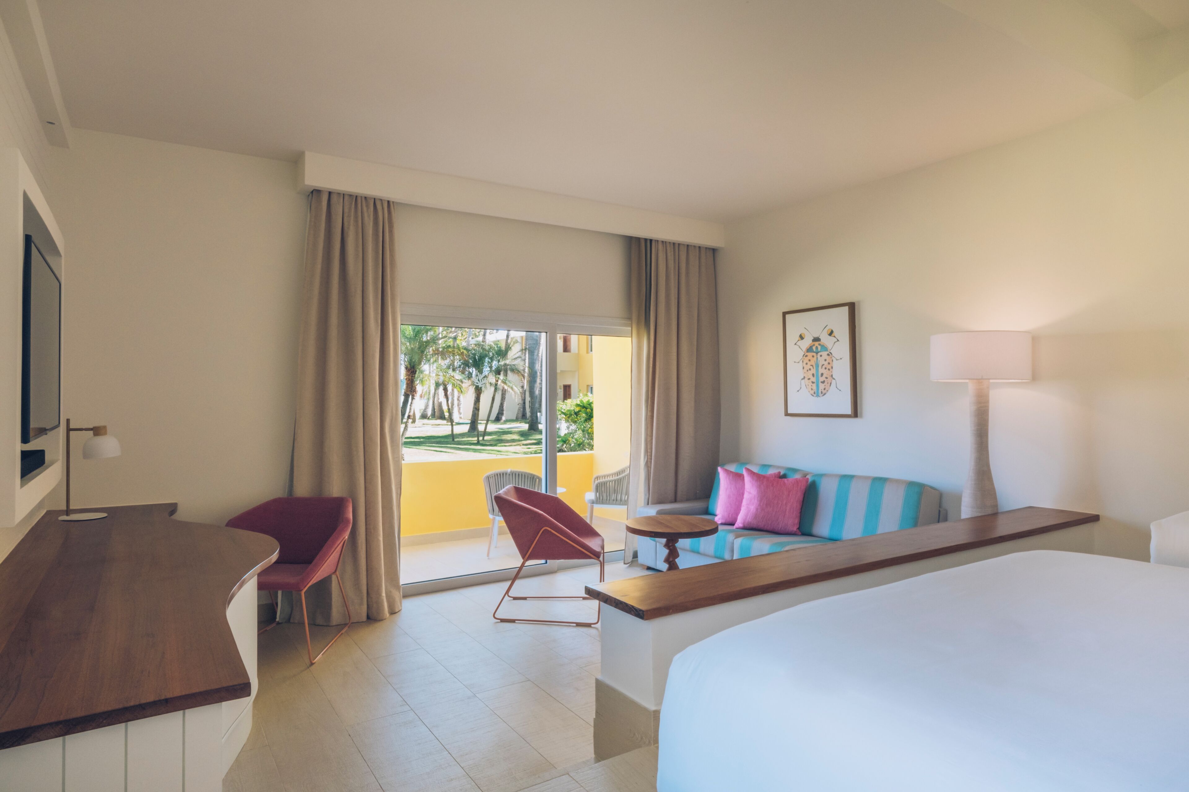 Seprai premium, minibar gratis, brankas, dan meja kerja