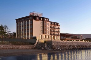 Suite – junior, 1 kingsize-seng, ikke-røyk | Sengetøy av topp kvalitet, senger med Select Comfort-madrass og minibar