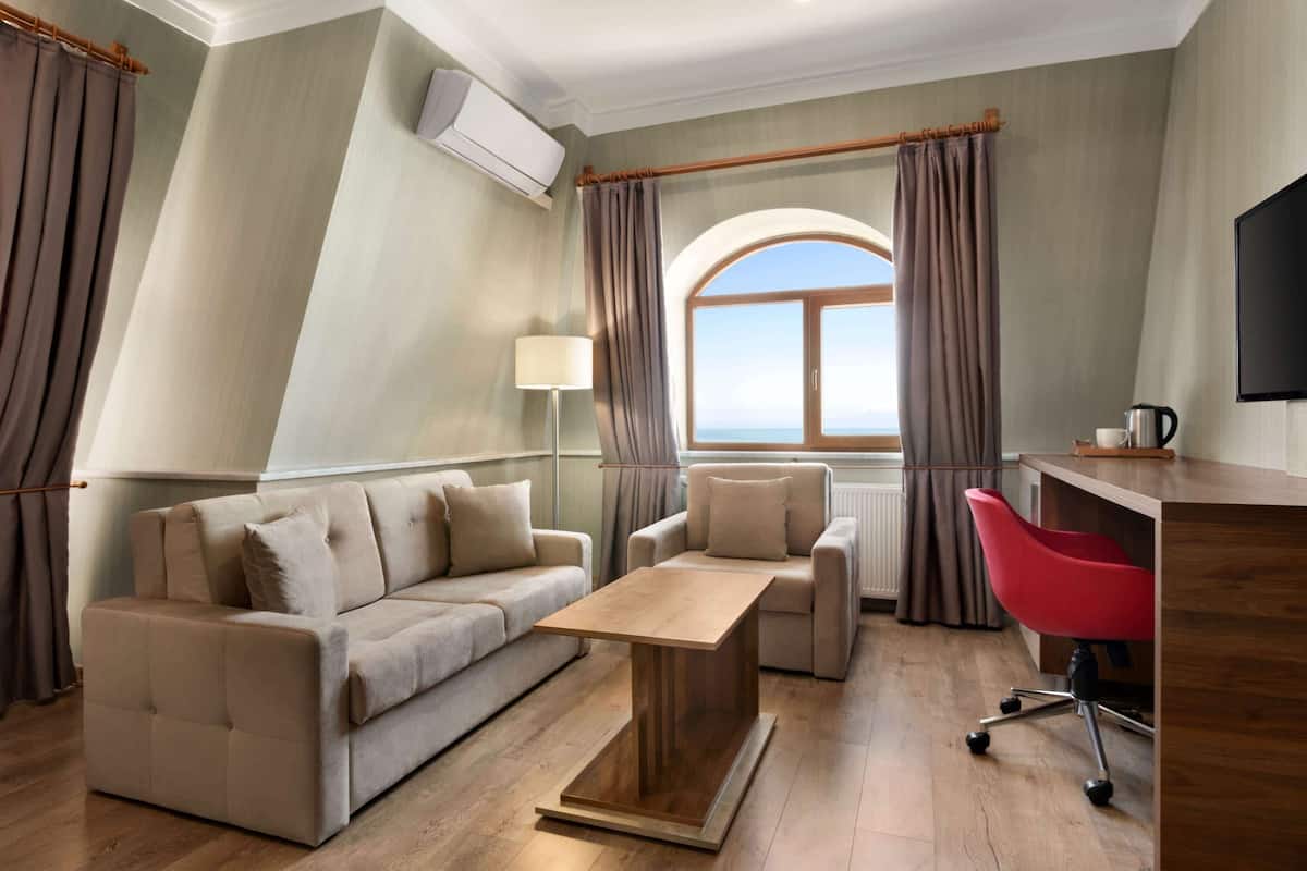 luxury suite, 1 king bed, non smoking | premium bedding, select comfort beds, minibar, in-room safe