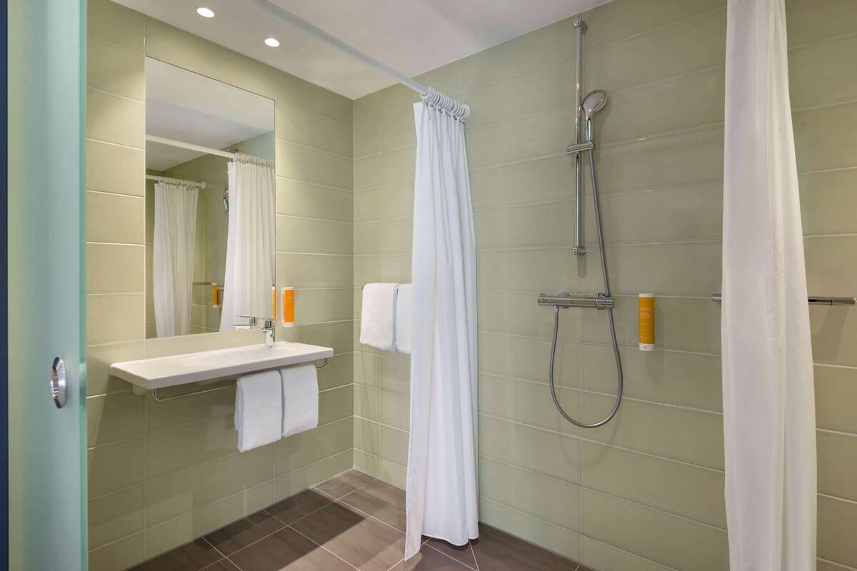 standard double room | bathroom | shower, hair dryer, heated floors, towels