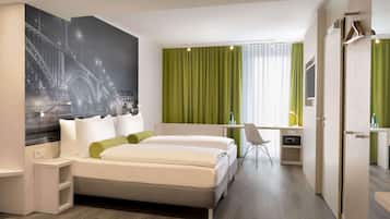 Quarto casal standard | Cofres nos quartos, escrivaninha, espaço de trabalho para notebook