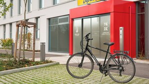 Un bâtiment moderne avec une enseigne rouge et jaune sur laquelle on peut lire « Super 8 by Wyndham ».