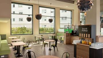 Café da manhã com buffet diário (EUR 16 por pessoa)