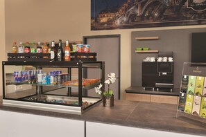 A bar area with a variety of beverages, snacks, and a coffee machine. - Super 8 by Wyndham Mainz Zollhafen (Mainz)