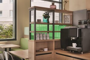 Ein modernes Café-Interieur mit einer Kaffeemaschine, einer Sitzgelegenheit und Dekoration.