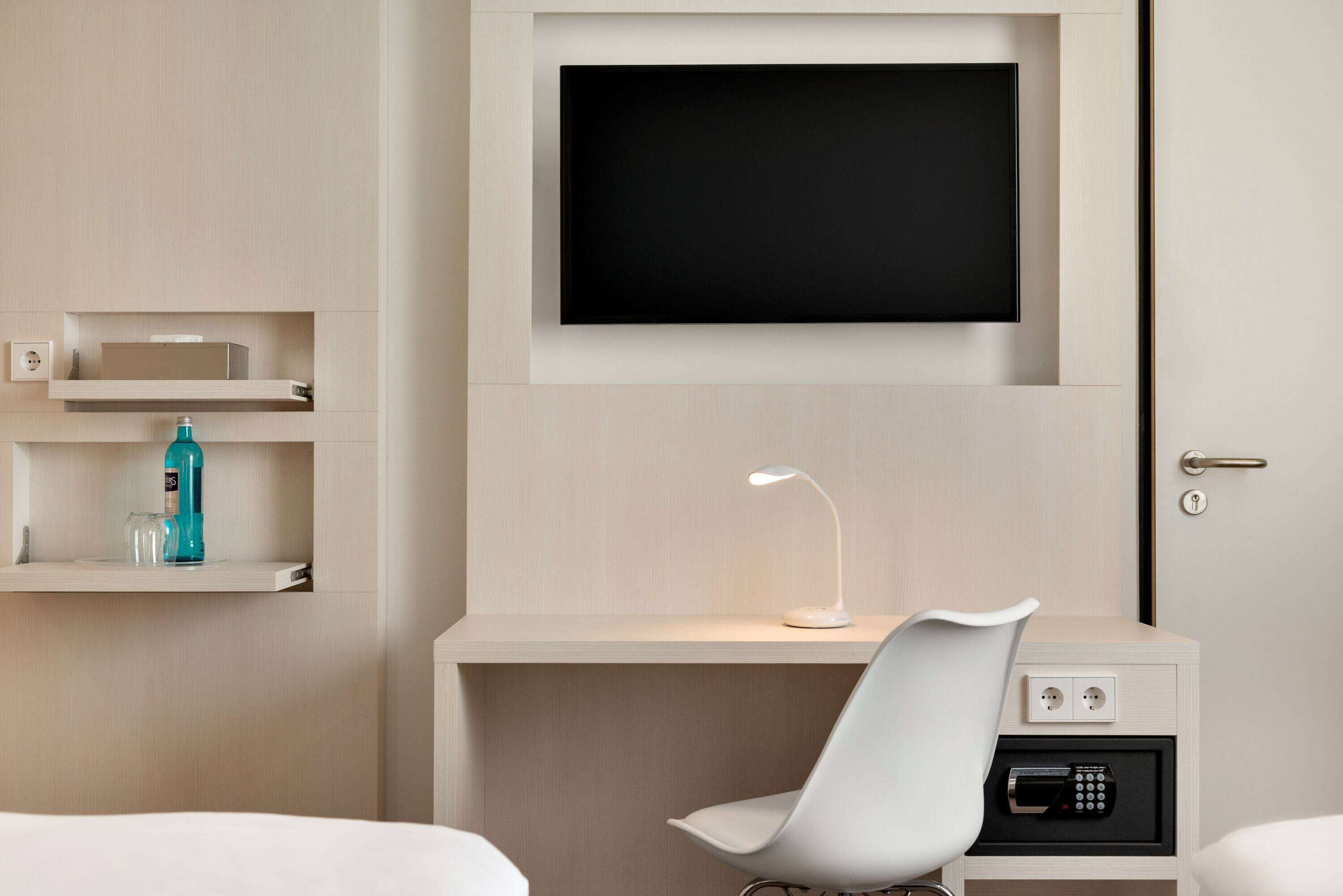 in-room safe, desk, laptop workspace, blackout curtains