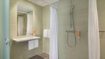 Zimmer, 2 Einzelbetten, barrierefrei, Nichtraucher | Badezimmer | Dusche, Haartrockner, Fußbodenheizung (Badezimmer), Handtücher