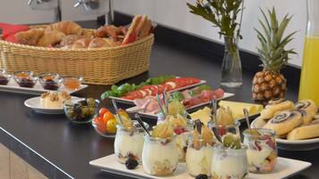 Petit déjeuner en libre-service servi tous les jours en supplément