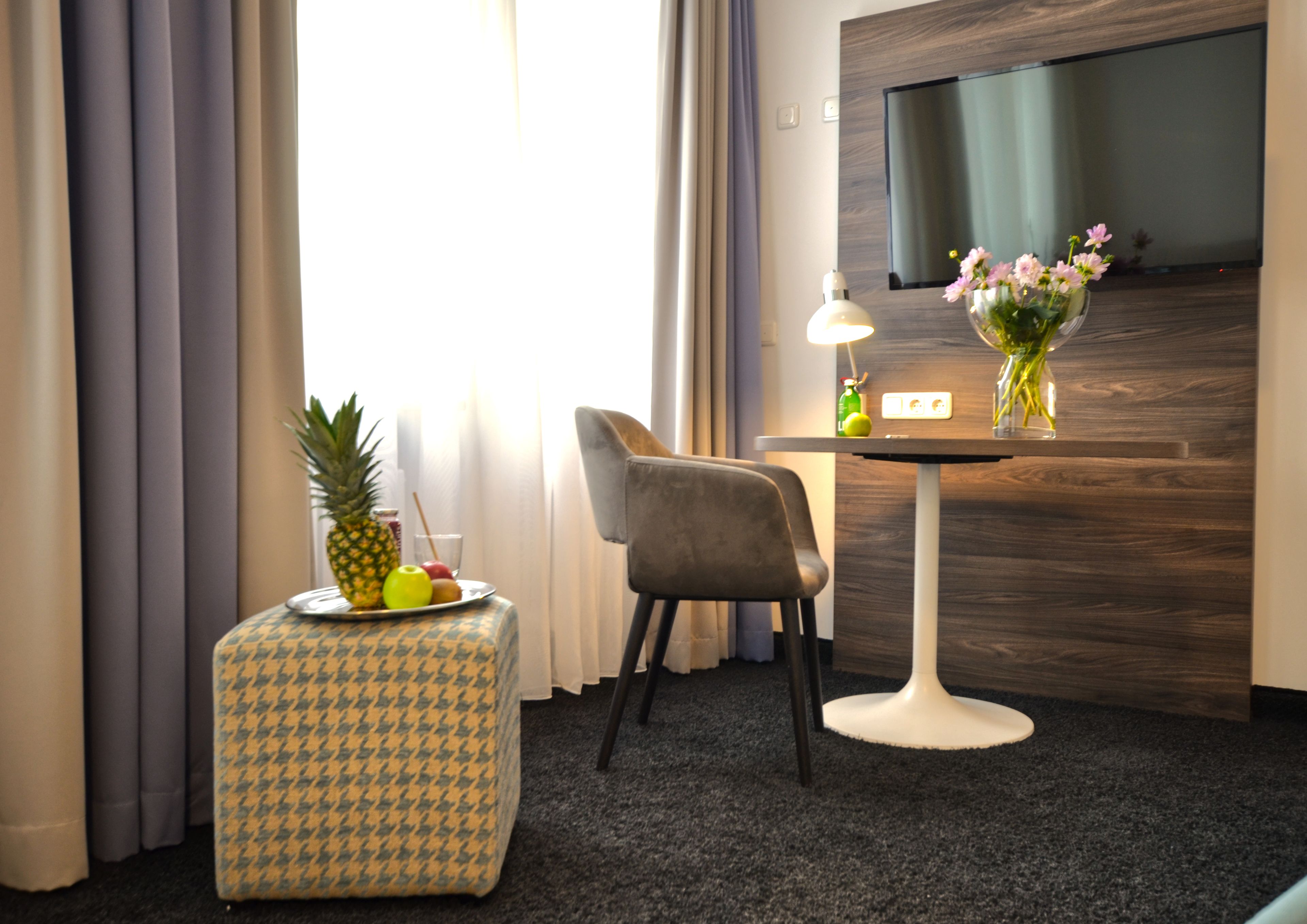 deluxe double room | minibar, in-room safe, individually decorated, individually furnished