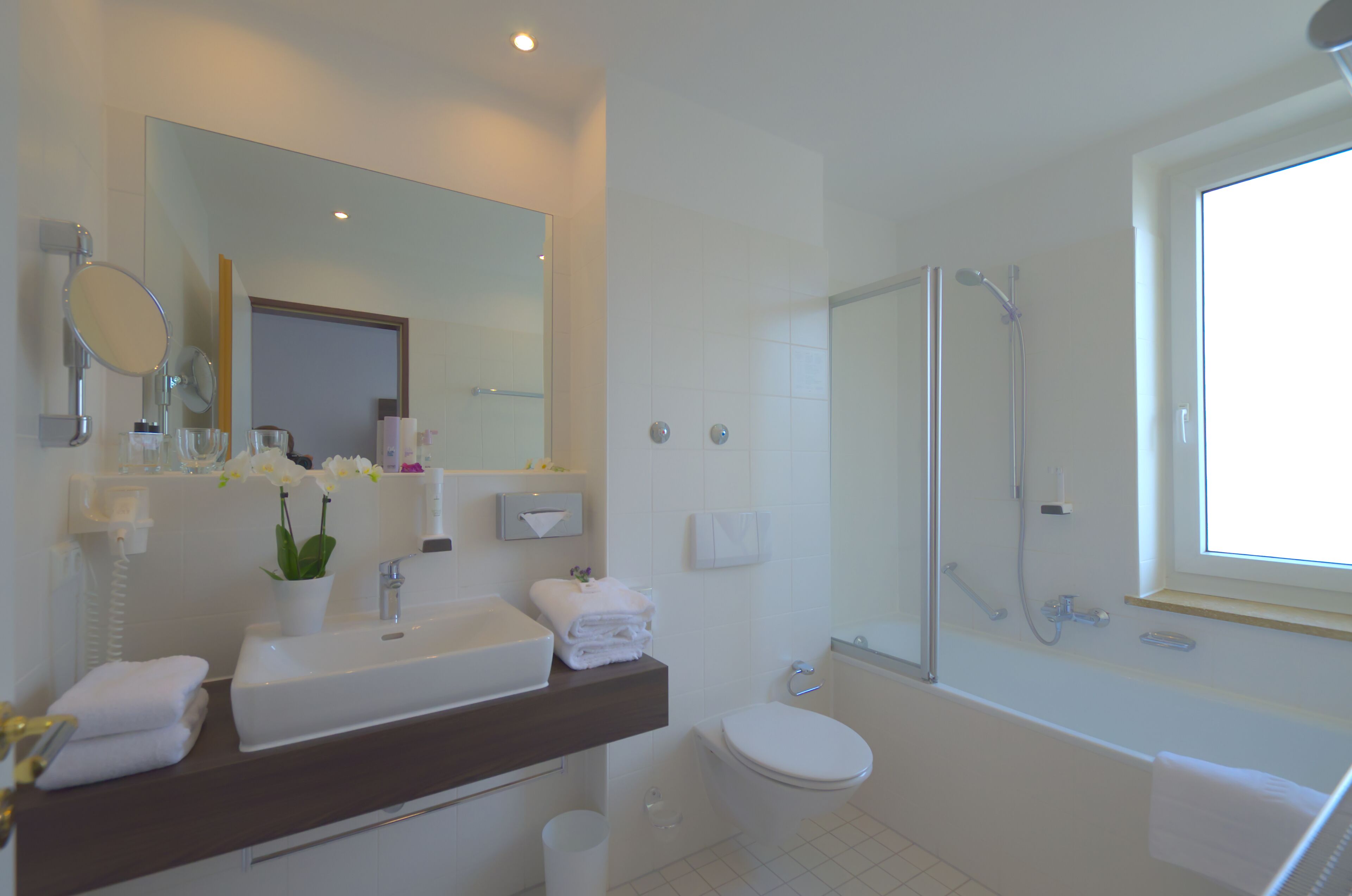 deluxe double room | bathroom | free toiletries, hair dryer, towels