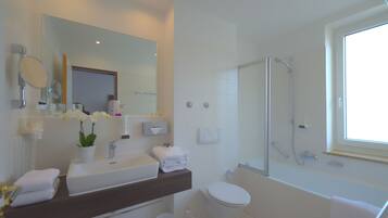 Deluxe Double Room | Bathroom | Free toiletries, hair dryer, towels