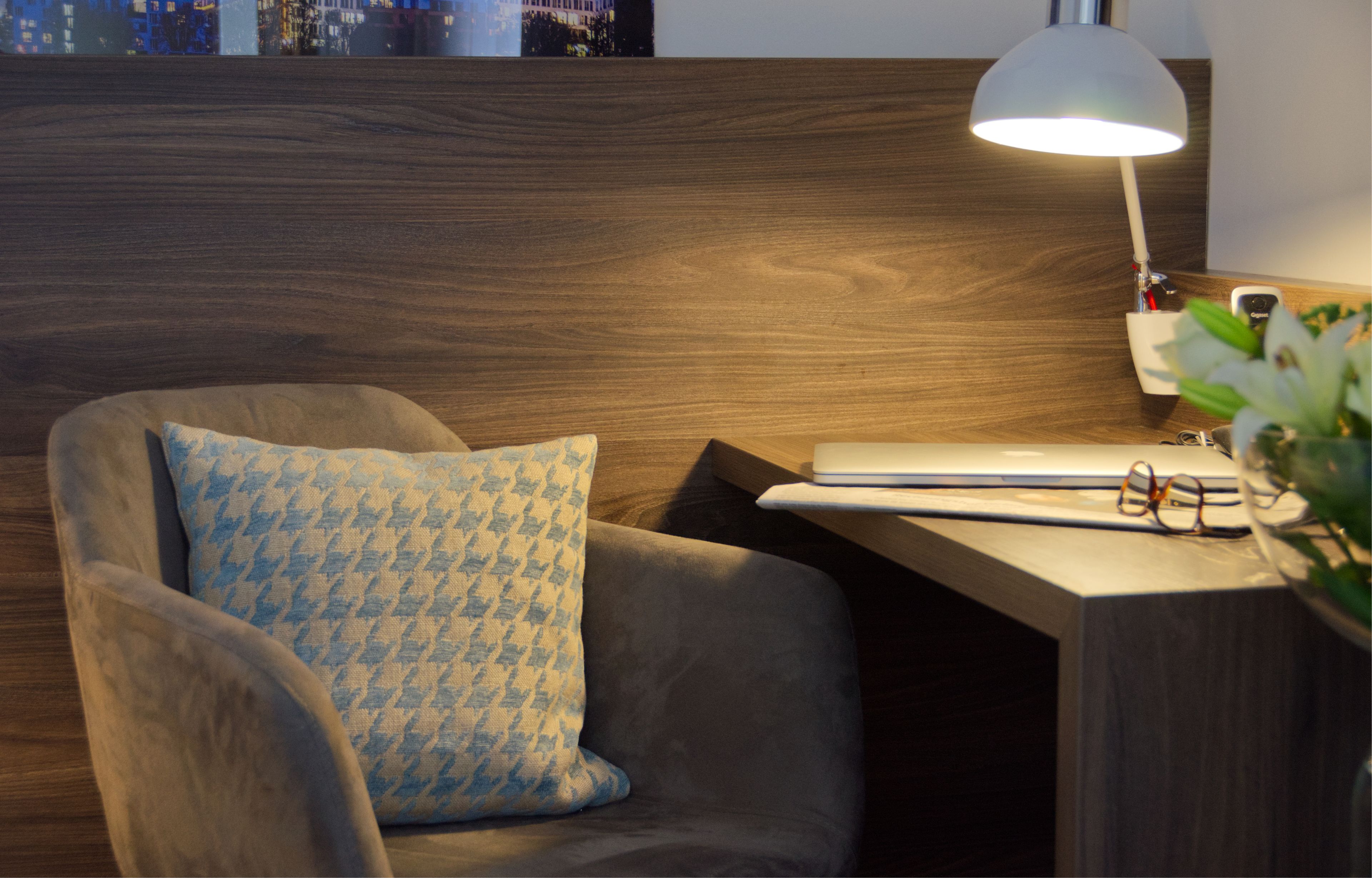 single room | minibar, in-room safe, individually decorated, individually furnished