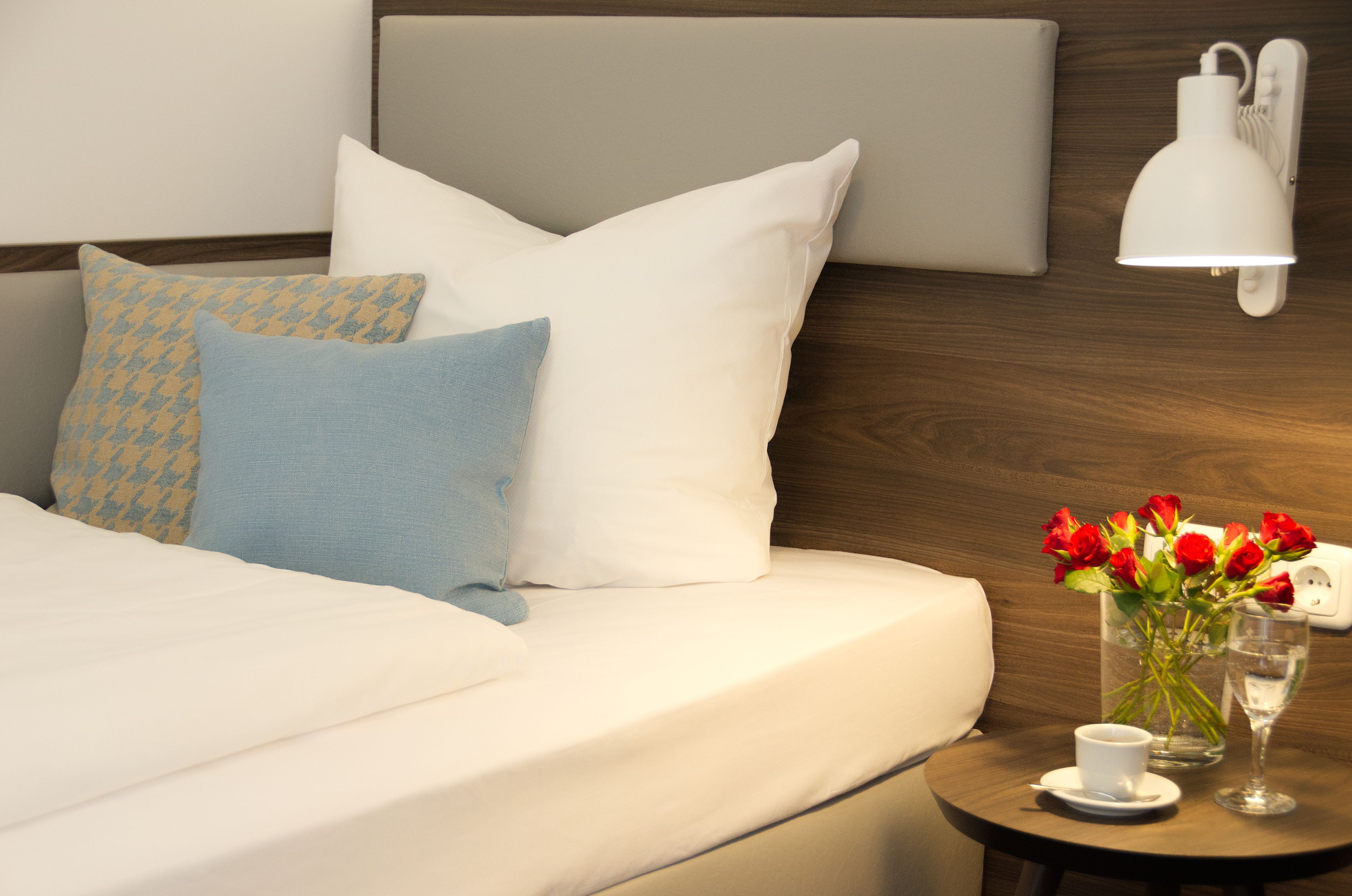 single room | minibar, in-room safe, individually decorated, individually furnished