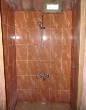 Bathroom shower - Ali Wadi Rum Moon Camp (Wadi Rum)