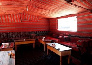 Lobby sitting area - Ali Wadi Rum Moon Camp (Wadi Rum)