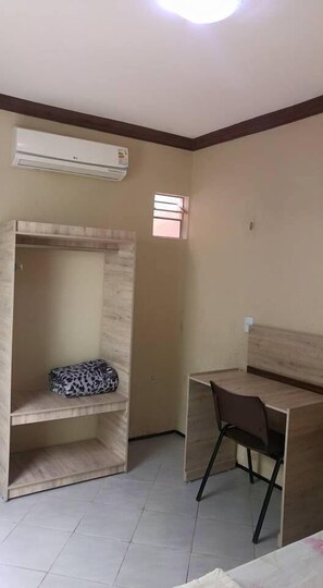 Escritorio, wifi gratis, ropa de cama