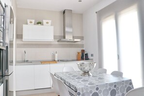 Kjøleskap, mikrobølgeovn, ovn og kokeplater