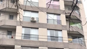 Un edificio de varios pisos con fachada plana, ventanas grandes y balcones.