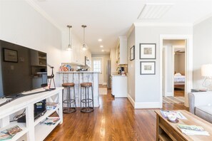 House | Living room - Randall St, 202 (Greenville)