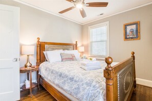 2 bedrooms, free WiFi - Randall St, 202 (Greenville)