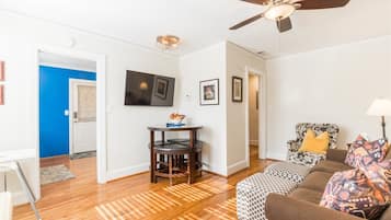 Rumah (204 Randall St) | Ruang keluarga | TV layar datar