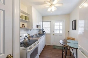 Bếp nấu, ghế cao cho trẻ em, dụng cụ nấu nướng/bát dĩa/dao nĩa 