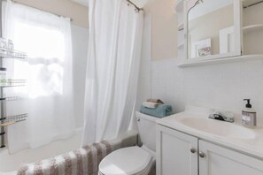 2 bedrooms, desk, free WiFi - Downtown Vintage Bungalow (Greenville)