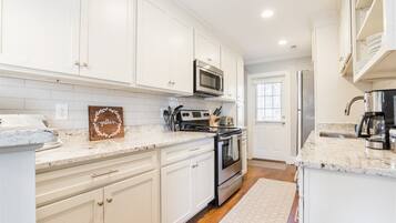 Casa (202 / 204 Randall St Full Duplex) | Cocina privada | Cafetera y tetera, periquera, licuadora y utensilios de cocina