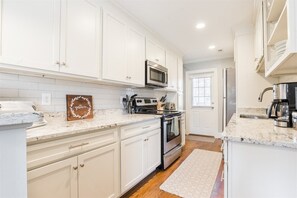 ハウス (202 / 204 Randall St Full Duplex) | 専用キッチン | コーヒー / ティーメーカー、ハイチェア、ミキサー、調理器具と食器