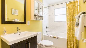 House (202 / 204 Randall St Full Duplex) | Bathroom | Shampoo