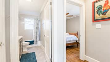 Ferienhaus (202 / 204 Randall St Full Duplex) | 4 Schlafzimmer, Reisekinderbett, kostenloses WLAN