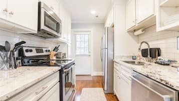 Casa (202 / 204 Randall St Full Duplex) | Cocina privada | Cafetera y tetera, periquera, licuadora y utensilios de cocina