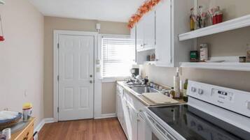 Bếp nấu, ghế cao cho trẻ em, dụng cụ nấu nướng/bát dĩa/dao nĩa