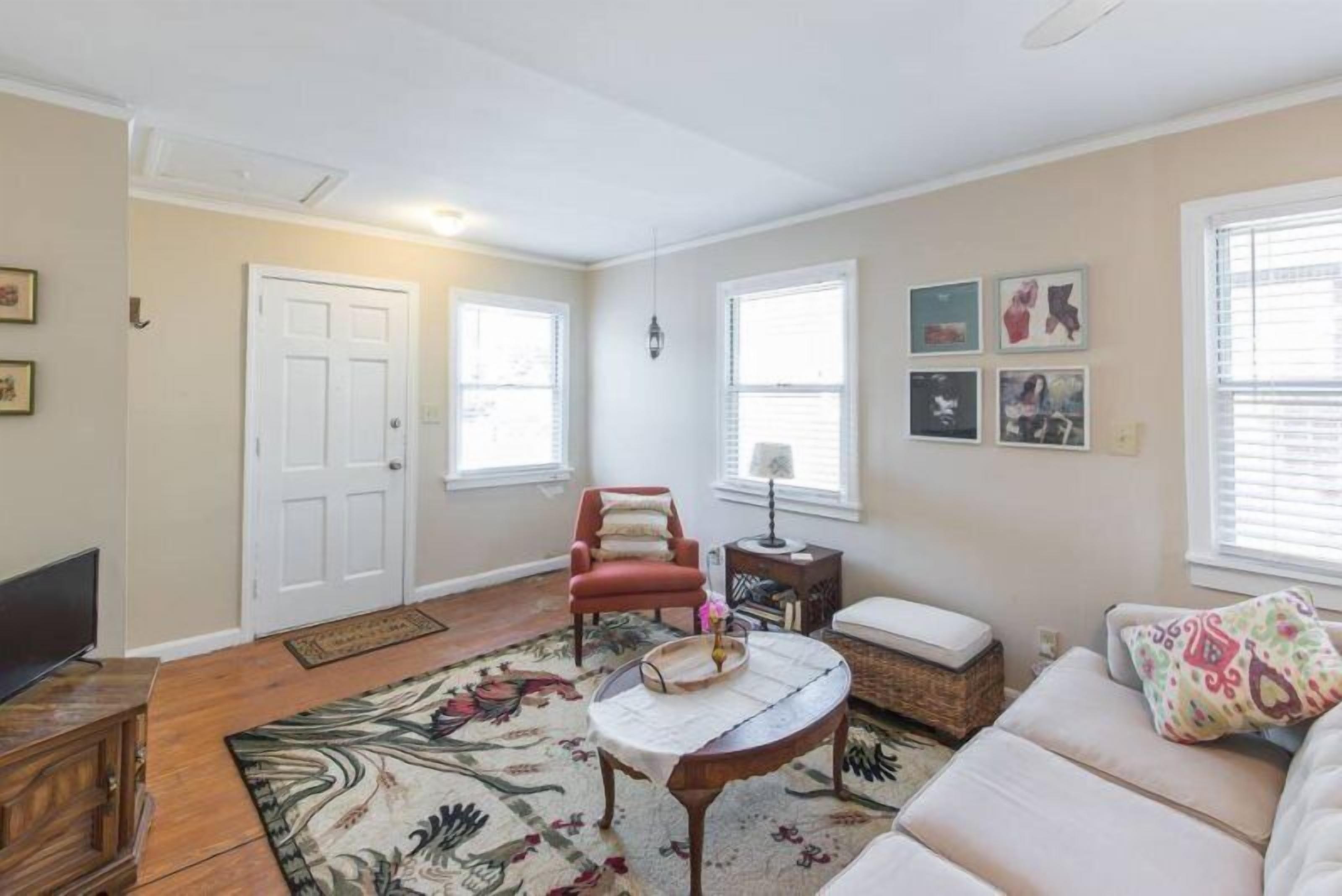 TV layar datar dan mainan