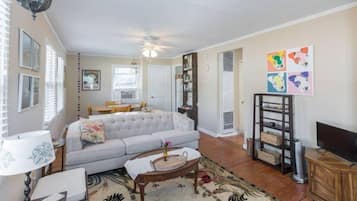 TV layar datar, mainan, dan buku