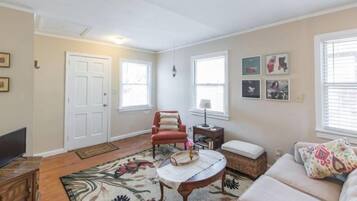 TV layar datar, mainan, dan buku