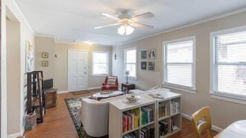 1 kamar tidur, meja kerja, Wi-Fi gratis, dan seprai linen