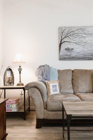 Ferienhaus | Wohnzimmer | Fernseher, Kinderspielzeug, Bücher