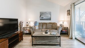 Casa | Sala de estar | TV, brinquedos, livros