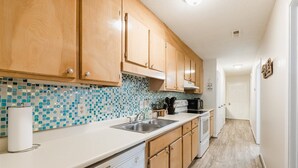 Casa | Cozinha privada | Cafeteira/chaleira, geladeira, micro-ondas, fogão