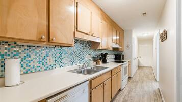 House | Private kitchen | Fridge, microwave, oven, stovetop