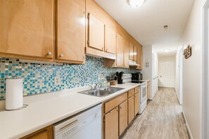 House | Private kitchen | Fridge, microwave, oven, stovetop - 1509 Marina Rd - Full Duplex (Anderson)