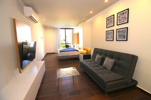 Premium-Loft | Wohnbereich | 40-Zoll-Smart-TV mit Satellitenempfang, Fernseher