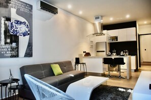 Apartamento luxo, 1 quarto | Área de estar | Smart TV 40 polegadas com canais via satélite, TV