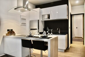 Deluxe-Apartment, 1 Schlafzimmer | Eigene Küche | Wasserkocher mit Kaffee-/Teezubehör, Gefrierschrank