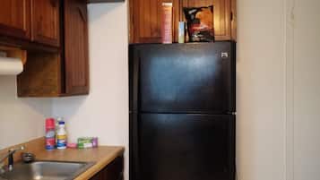 Full-size fridge, microwave, oven, stovetop