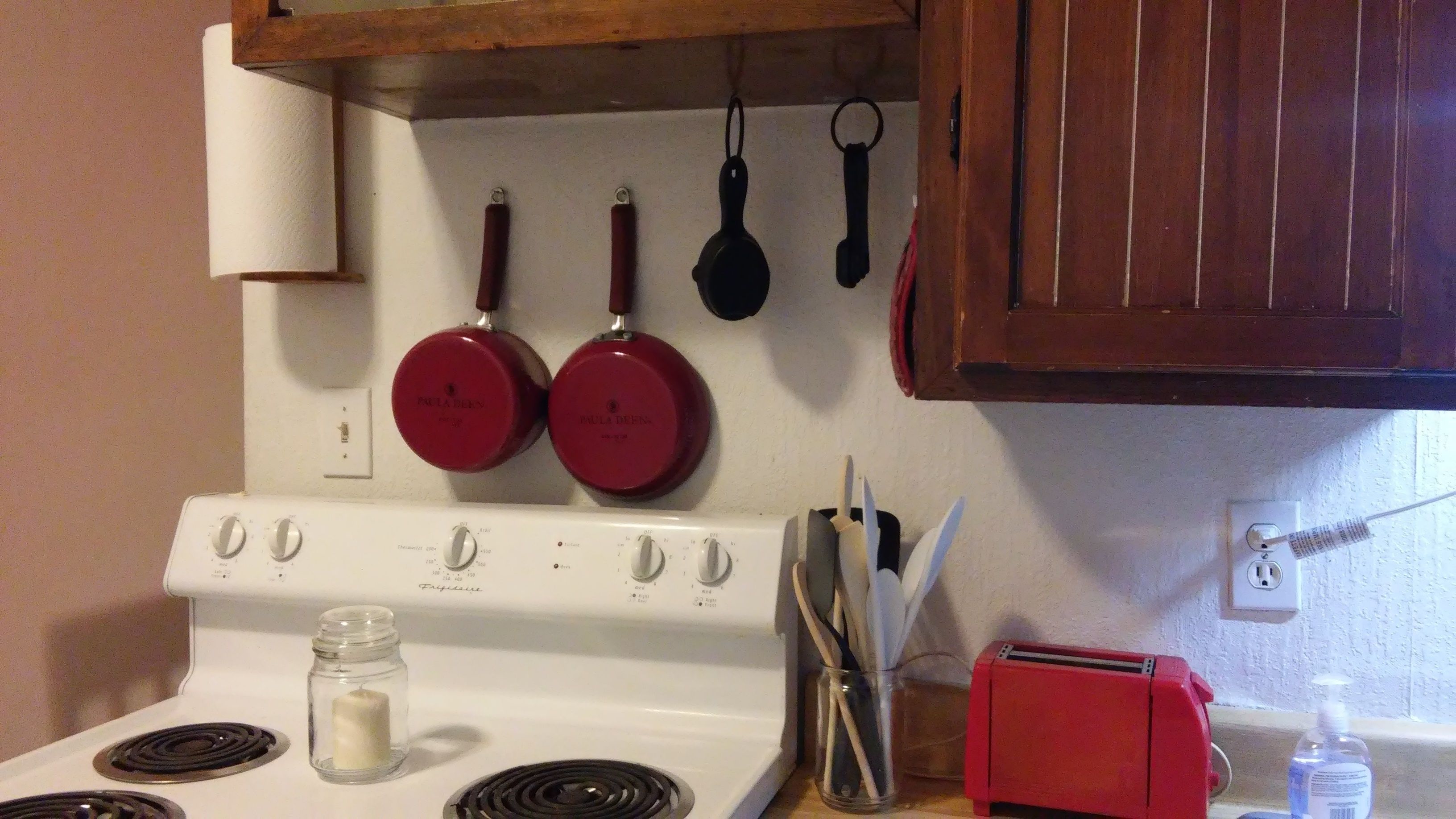 Full-size fridge, microwave, oven, stovetop